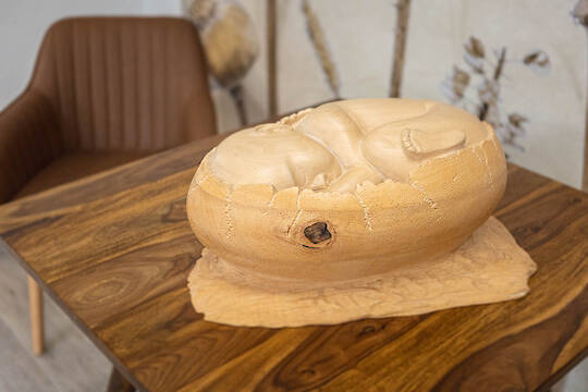 Holzfigur eines reifen Neugeborenens